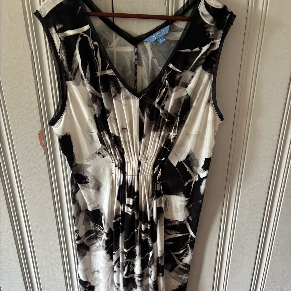 2/$ 18Simply Vera Vera Wang Black and White Pleated Sheath Dress